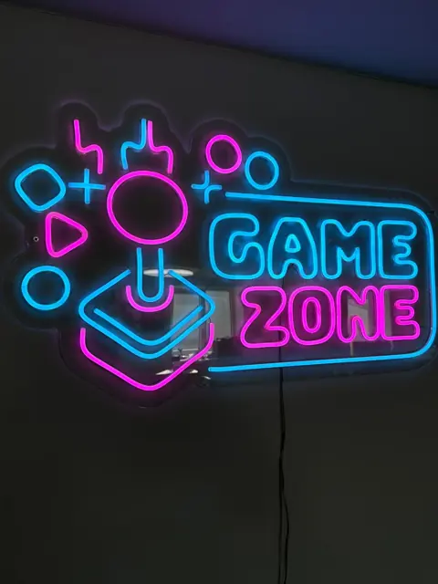 Rožinis ir mėlynas LED neoninis ženklas „Game Zone“ su džoistiko piešiniu