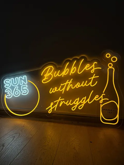 Geltonas LED neoninis užrašas su butelio piešiniu ir logotipu