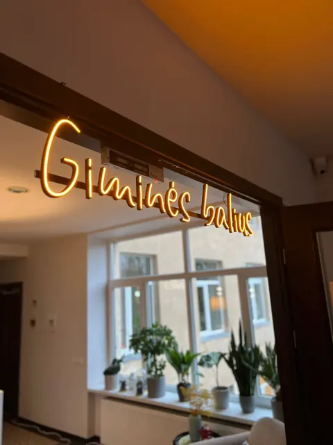 Geltonas LED neoninis užrašas šeimos šventei