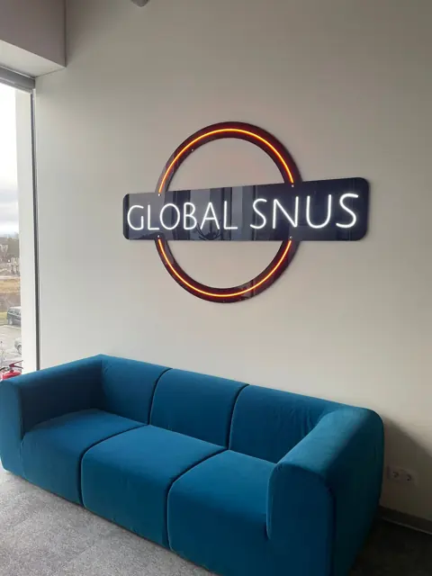 Juodas LED neoninis logotipas apskritimo formos biuro poilsio zonoje