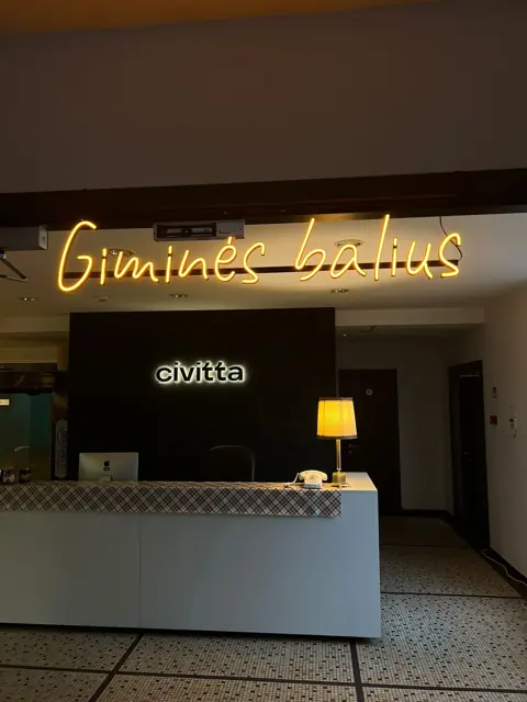 Baltas LED neoninis logotipas biuro registratūroje