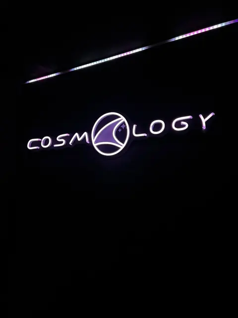 Baltas LED neoninis logotipas su mėlynu simboliu tamsoje