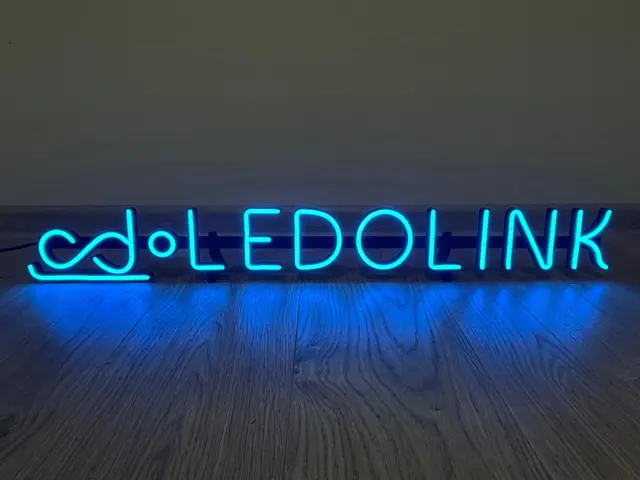 Mėlynas ir baltas LED neoninis įmonės logotipas ant medinio pagrindo