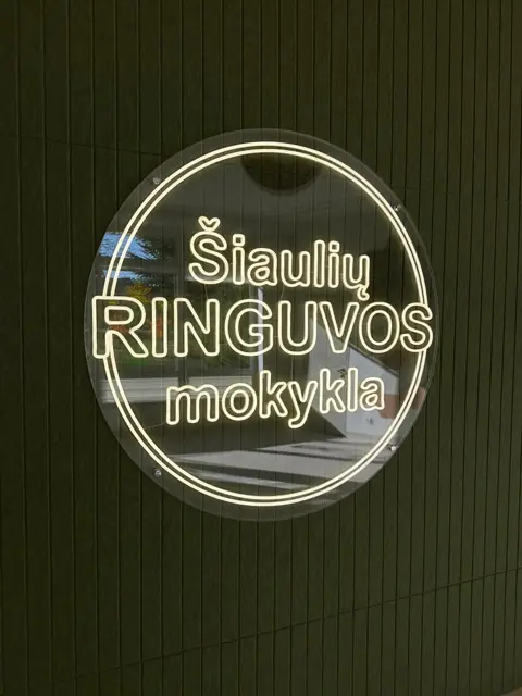 Šiltai baltas LED neoninis mokyklos logotipas apskritimo formos ant tamsios sienos
