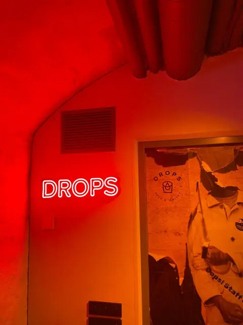 Raudonas LED neoninis klubo pavadinimas virš įėjimo lauke