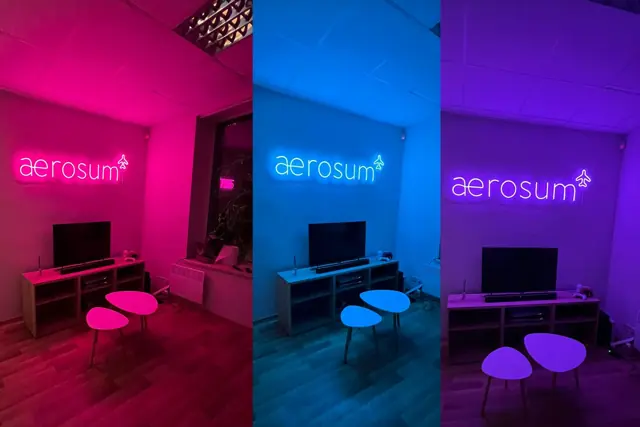 RGB LED neoninis logotipas biure: ta pati iškaba trimis skirtingomis spalvomis