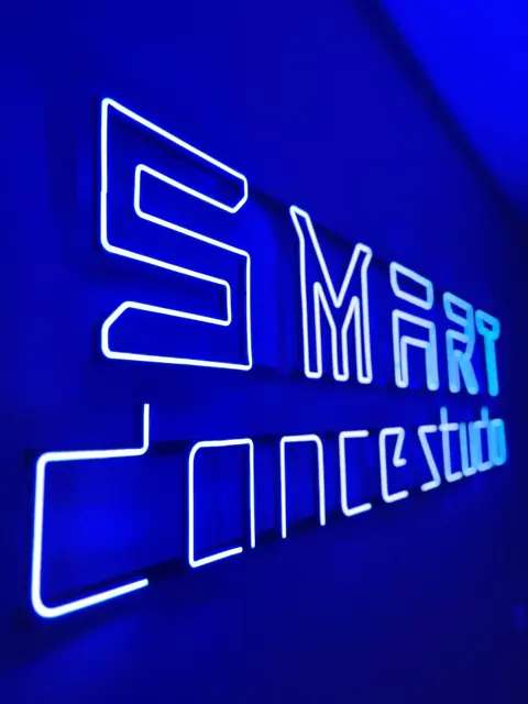 RGB LED neoninis šokių studijos logotipas, įjungta mėlyna spalva