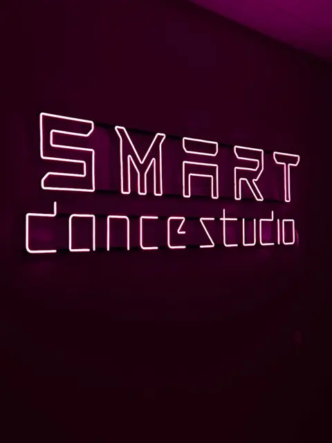 RGB LED neoninis šokių studijos logotipas, įjungta rožinė spalva