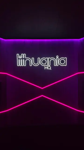 Rožinis LED neoninis ženklas su logotipu ir dekoratyvinėmis linijomis