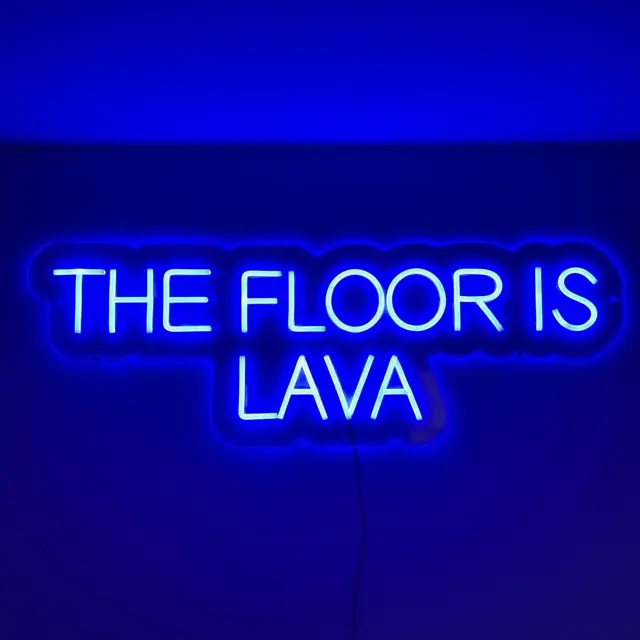 Mėlynas LED neoninis užrašas „The floor is lava“