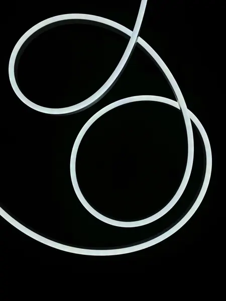 LED neono juosta: labai šaltai balta (11000 k) šviesa